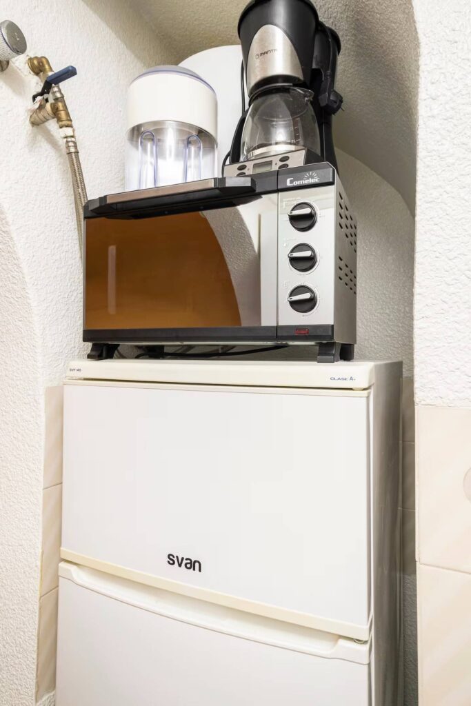 Cocina totalmente equipada con nevera y microondas