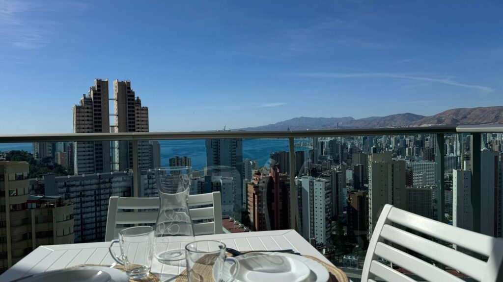 Apartamento turístico en Benidorm con balcón y vistas al mar